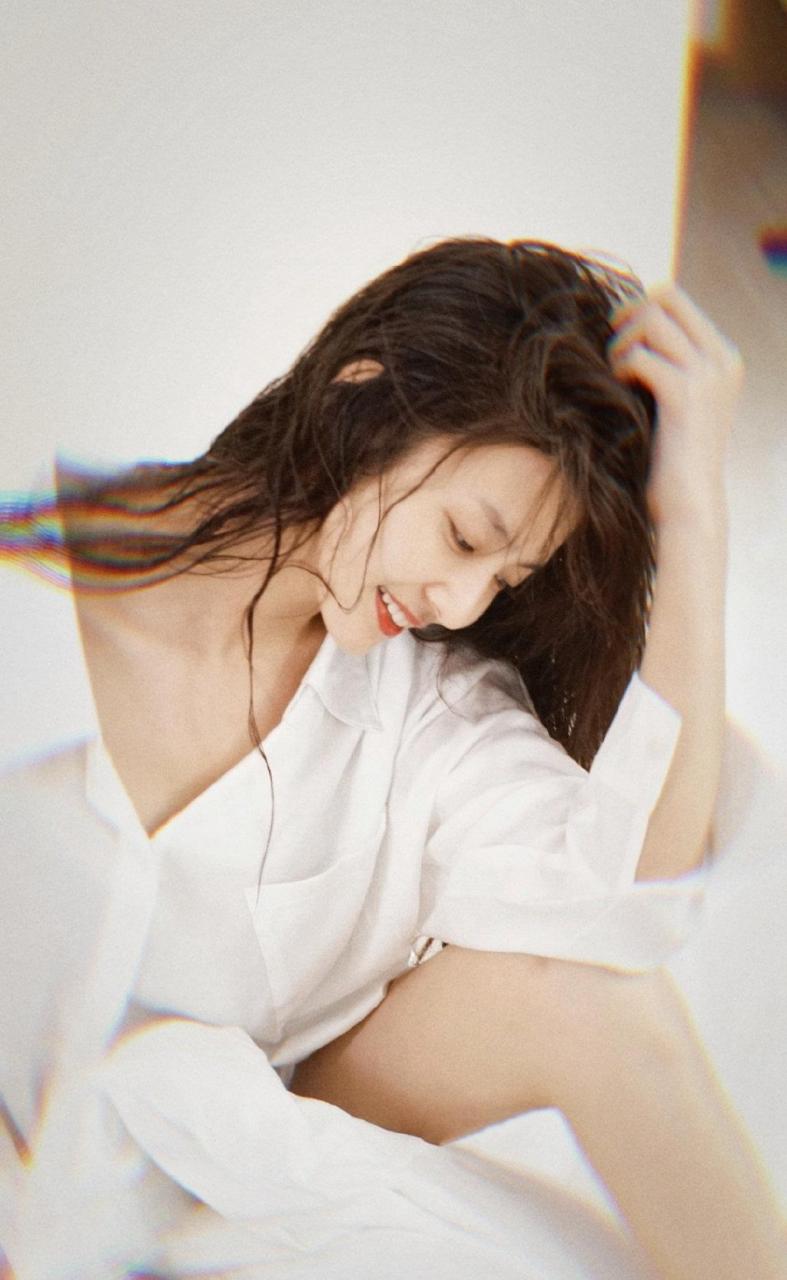 马瑞白衣湿发造型写真