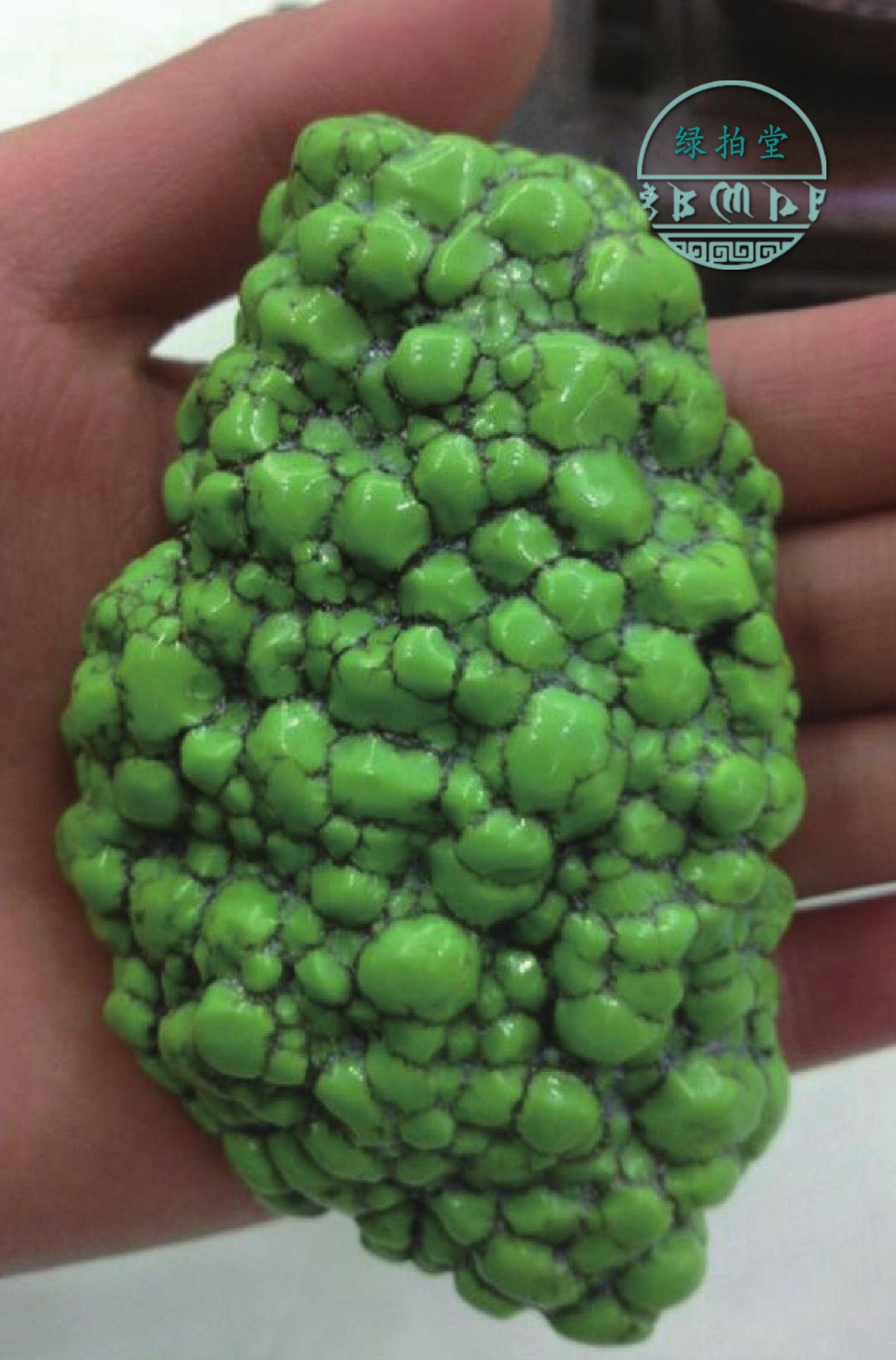 开采出来的绿松石原石尺寸均比较大,颜色多呈天蓝色,绿色和蓝绿色且
