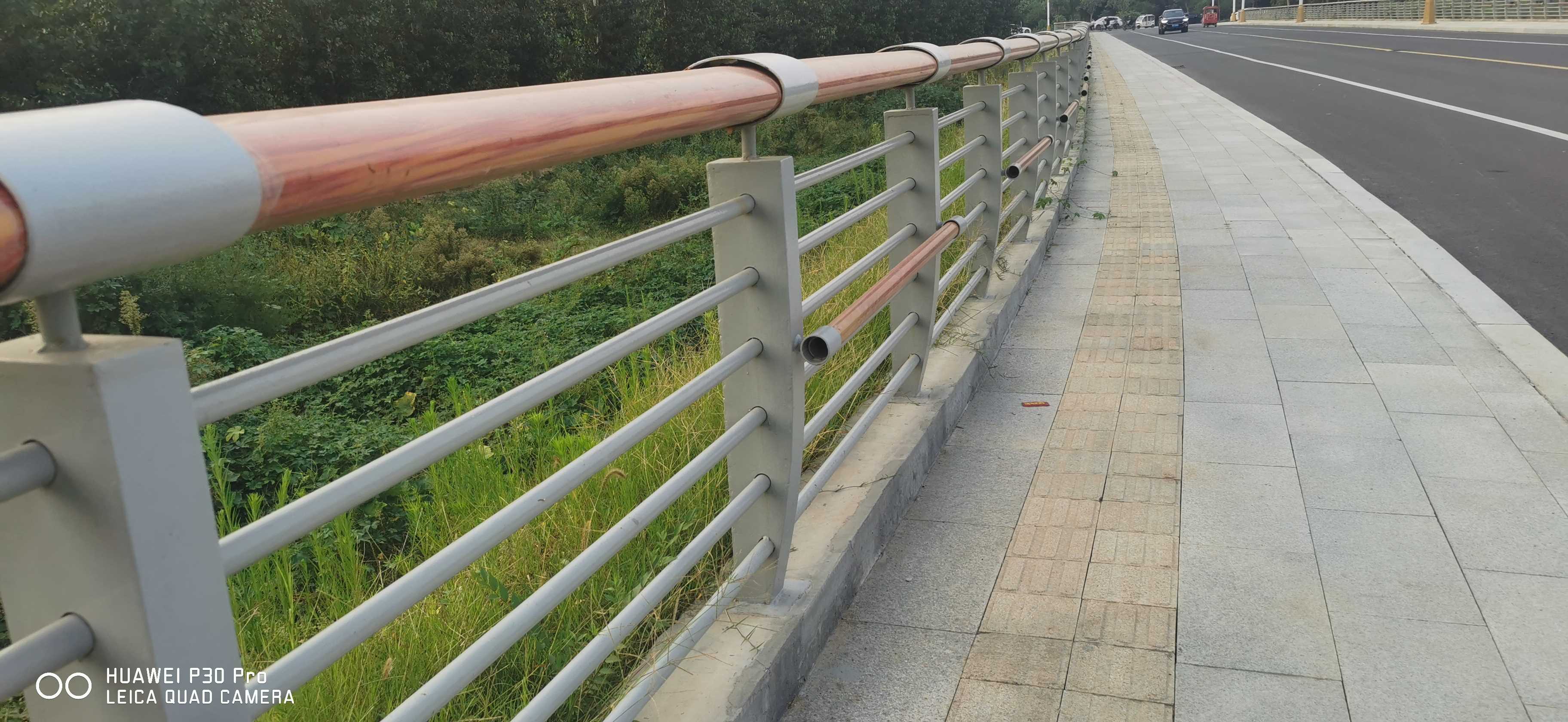 西安梁柱式桥梁护栏介绍