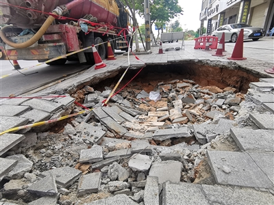 石狮同兴路柯顺公园对面路段人行道突然塌陷 小货车陷入大坑