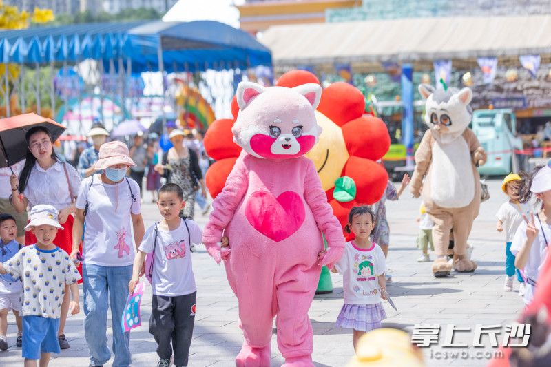 世界之窗人偶扮演者林嘉豪:汗流浃背,为游客带来加倍的快乐|热镜头