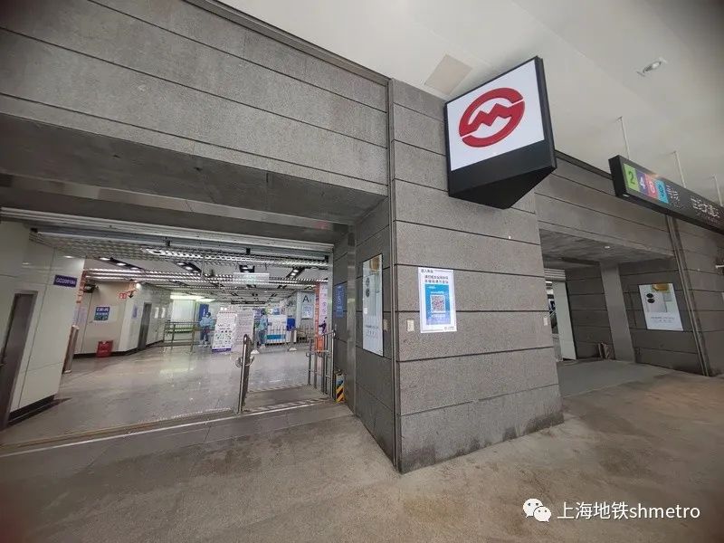 【媒体观察】上海地铁全网复运首日 世纪大道站乘客扫描"场所码"有序
