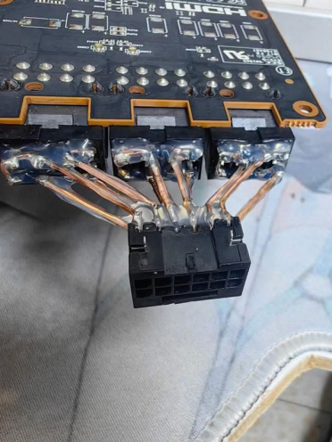 玩家为旧卡魔改供电接口！8-Pin硬改12V-2x6 16-Pin 网友直呼反人类
