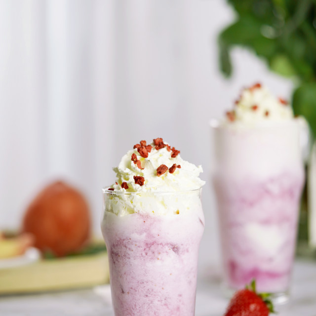 雪顶桃桃莓冰沙,一口就可以收获桃味满满的夏天