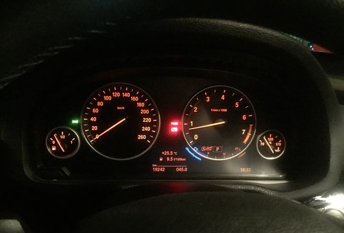 宝马机油警示灯亮还能继续行驶吗?