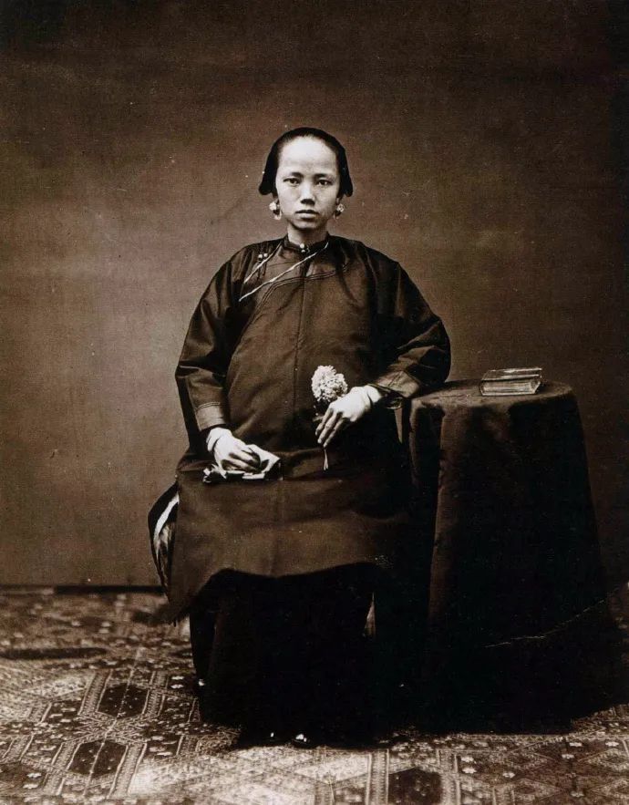 老照片:美国人拍摄的清朝人物肖像,达官显贵家庭的贵妇人