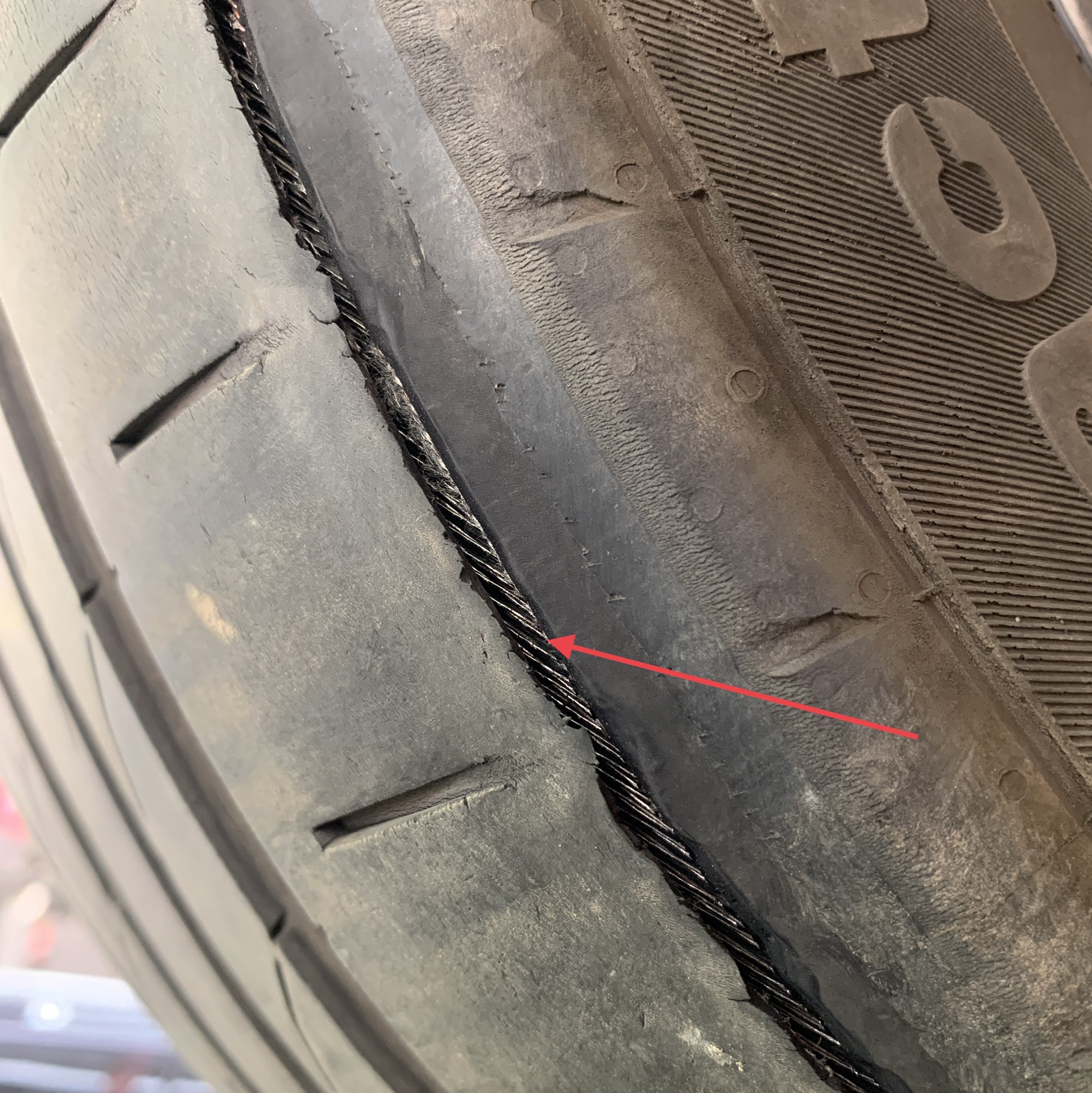 宝马x5左后轮扁了,胎面偏磨出一条长裂缝,内部的钢丝都能看到!