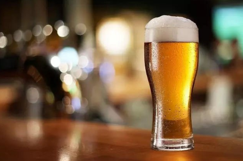 "喝白酒"pk"喝啤酒,哪个对身体伤害大?快来了解一下