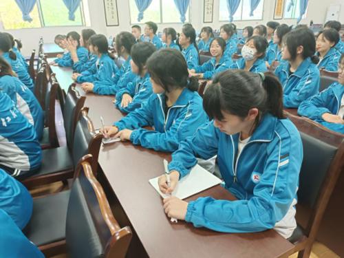 仁寿中学组织观看庆祝中国共产主义青年团成立100周年大会