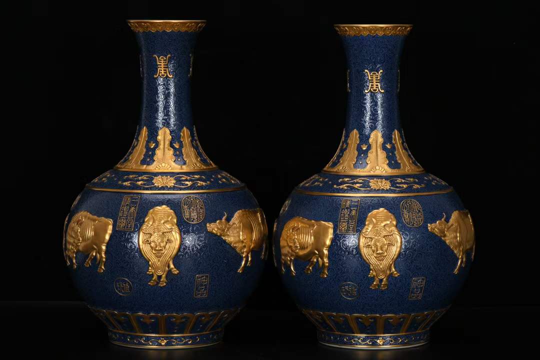 珐琅彩蓝地扒花雕刻描金五牛图赏瓶「旧藏」高40.7cm肚径26cm