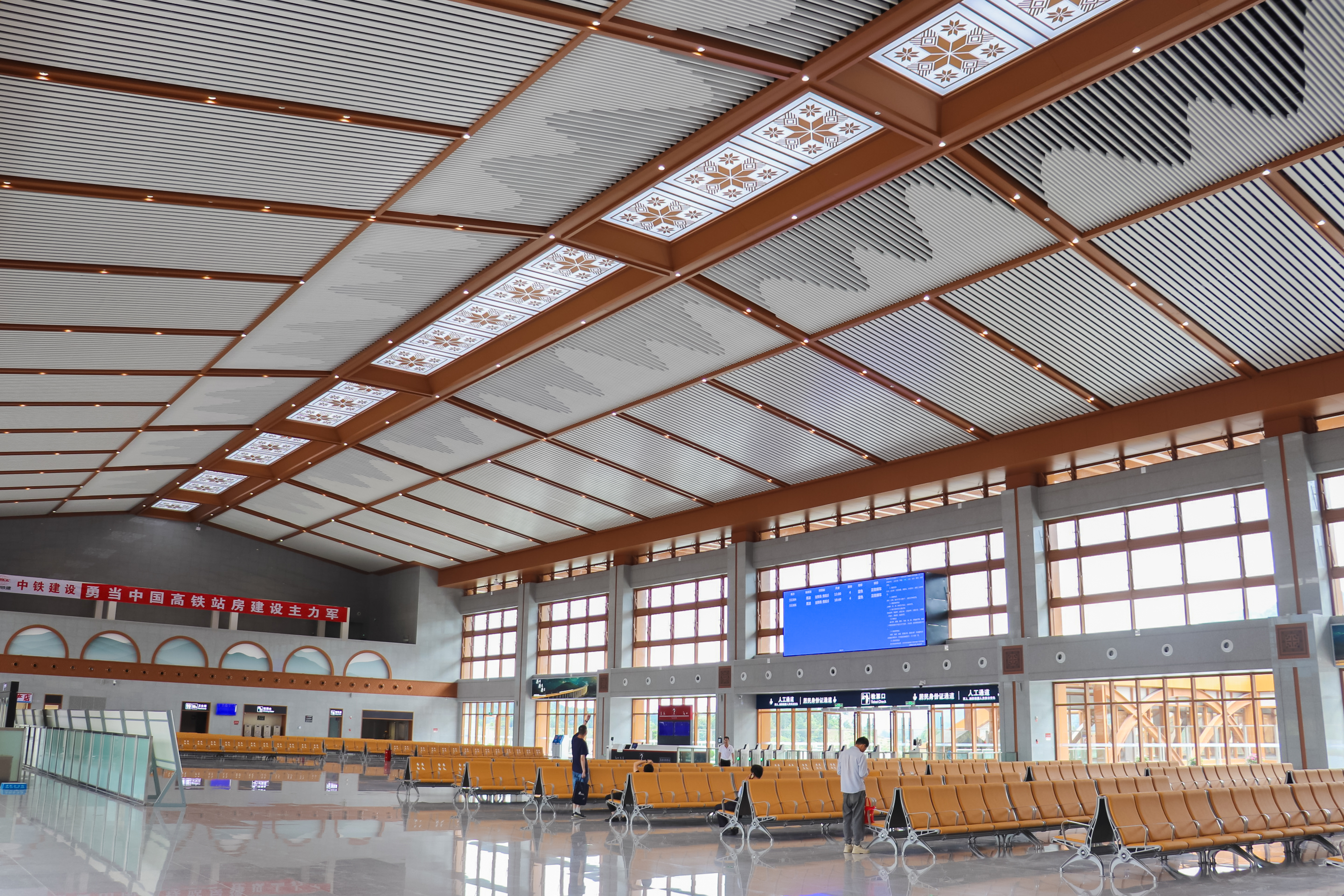 (经济)贵南高铁荔波站整体建设完成