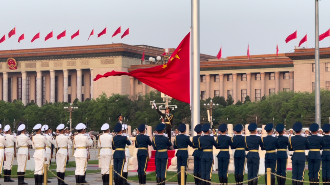 五一看天安门广场升旗!现场游客齐声高喊:这就是国泰民安!