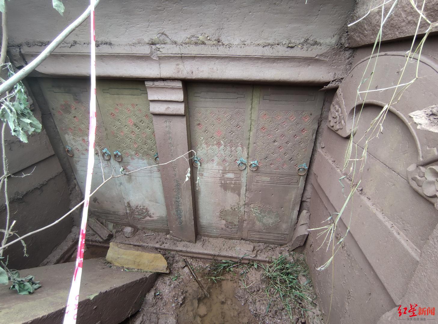 四川自贡工地发现一座古墓:四扇墓门均雕刻"满天星",门柱可见"加靖"