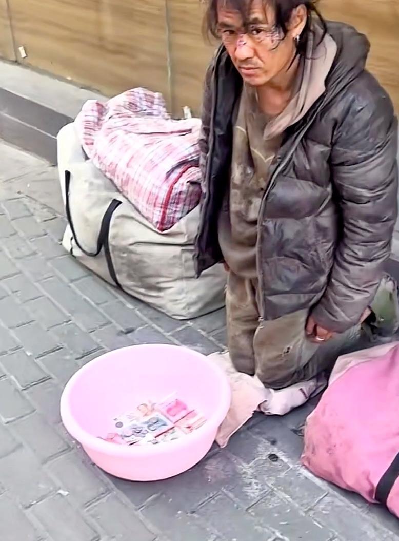 何不去乞讨?上海街头乞丐跪地,盆里好几叠红色纸钞,有钱!