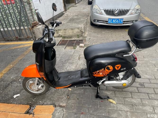 参数方面,欧韵b电动车的轴距达到了1250mm,车身长度也颇为可观,为1620