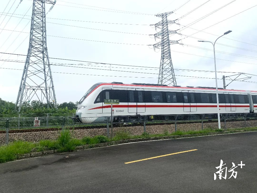 同车不同温,可充电……东莞轨道交通2号线新车上线