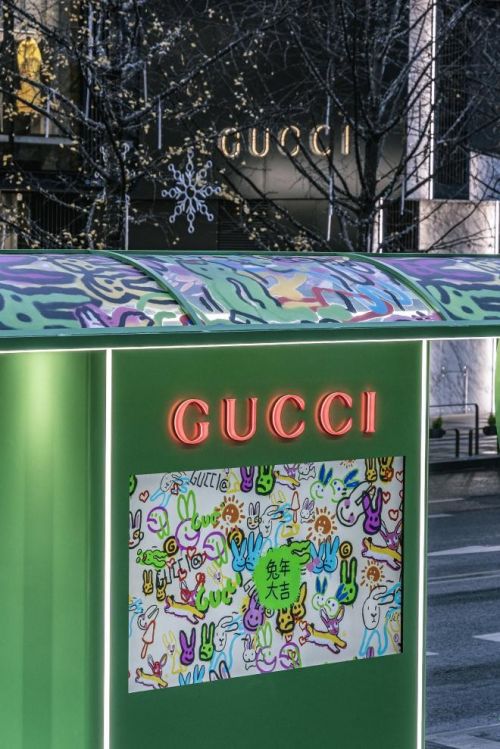 gucci新春兔子候车亭亮相成都太古里