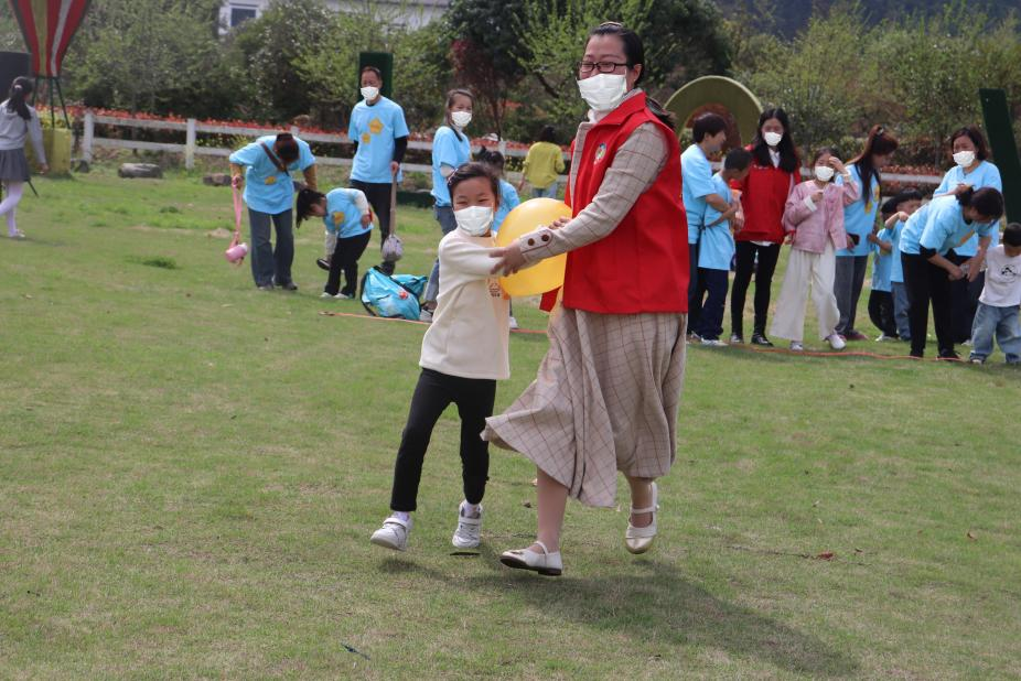 与孩子们一起进行户外游戏三门县妇联带孩子们体验黏土制作,手语舞
