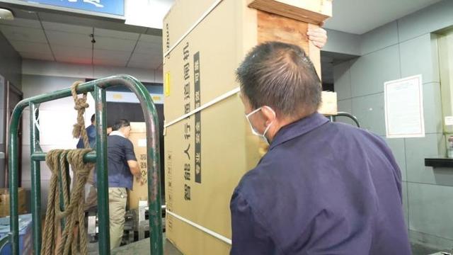 纯悦一瓶水接力·第五季:高温下的坚守 铁路行李员 战暑运 保畅通