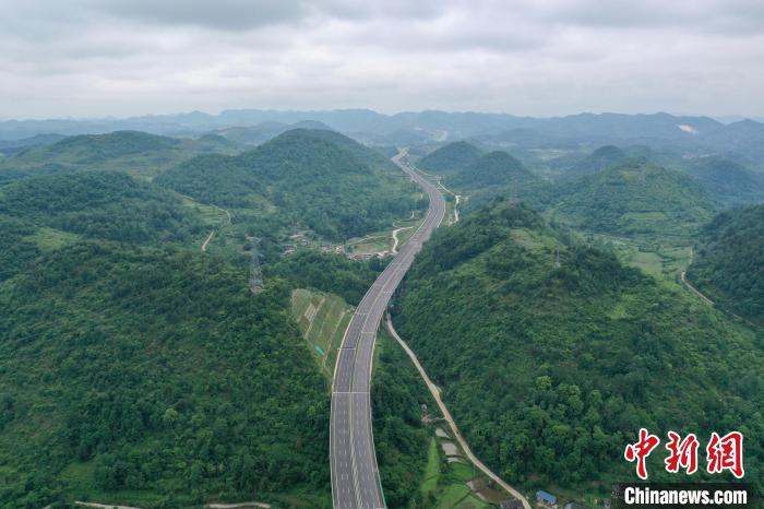 航拍貴州貴黃高速公路