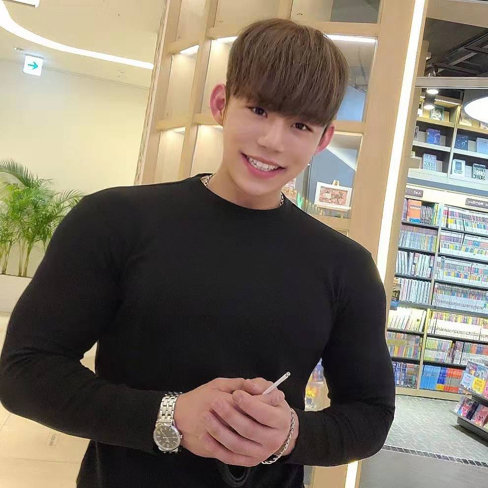 肩宽腰窄的男模,一身壮实肌肉尽显男友力,腹肌和人鱼线真撩人