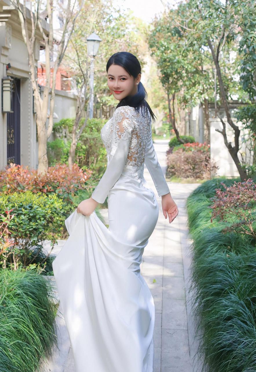 环球小姐冠军吴丹.白色礼服曲线美