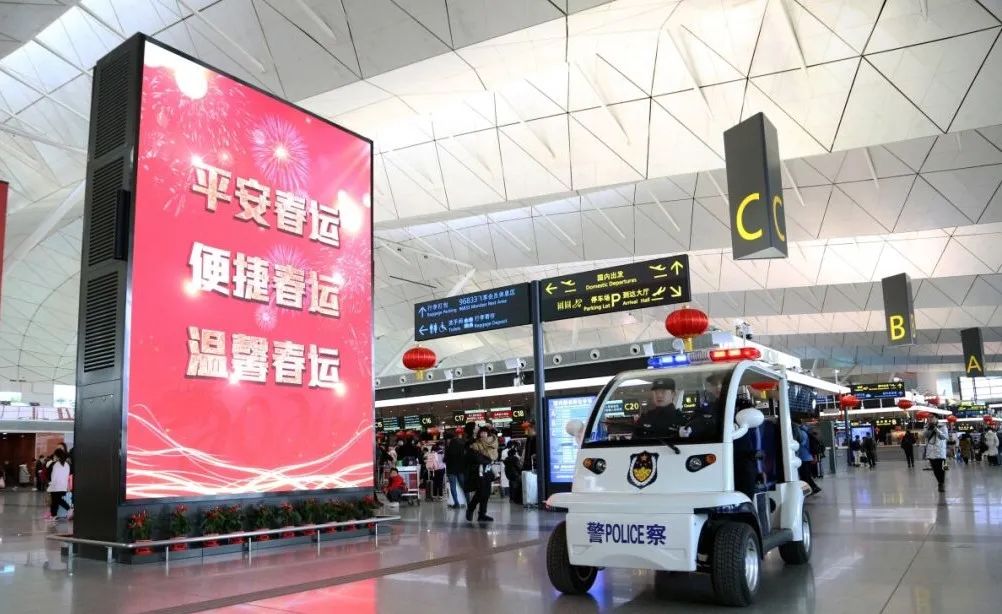 景区里的灯火璀璨,沈阳桃仙机场航站楼里的警灯也从未缺席.