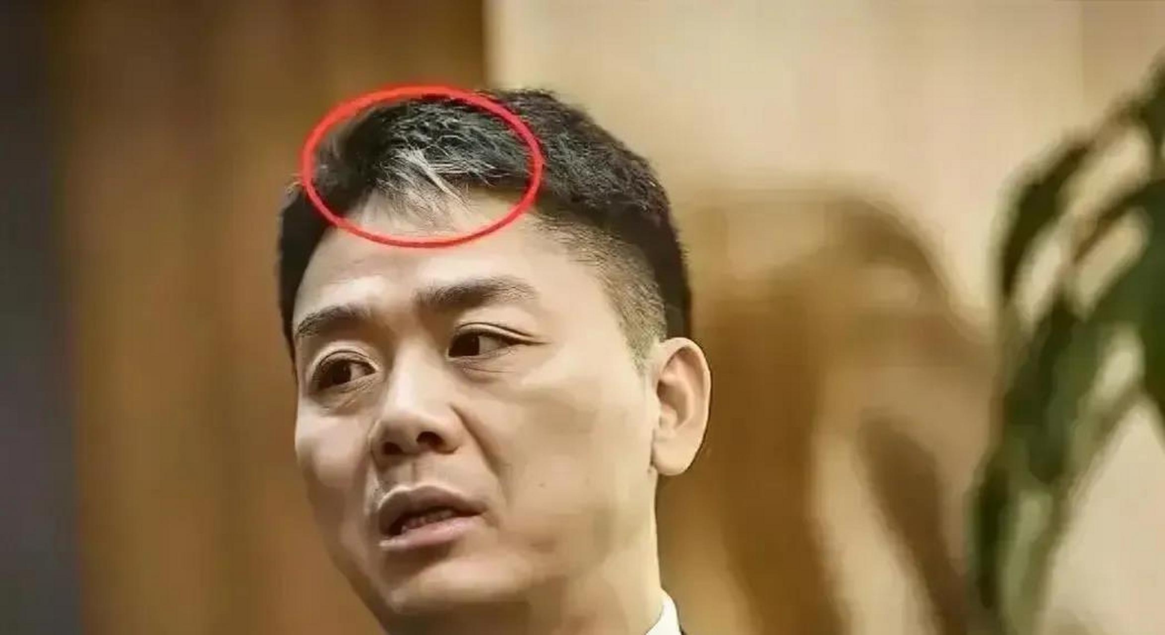 近期,深圳市一名女区长头上的一撮白头发引起大家的广泛关注,一开始