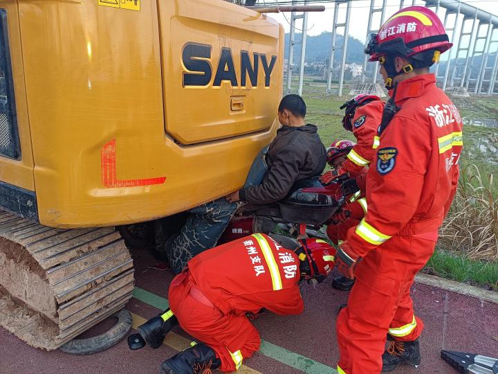 电动车"追尾"挖掘机,人被"卡"住,消防紧急救援