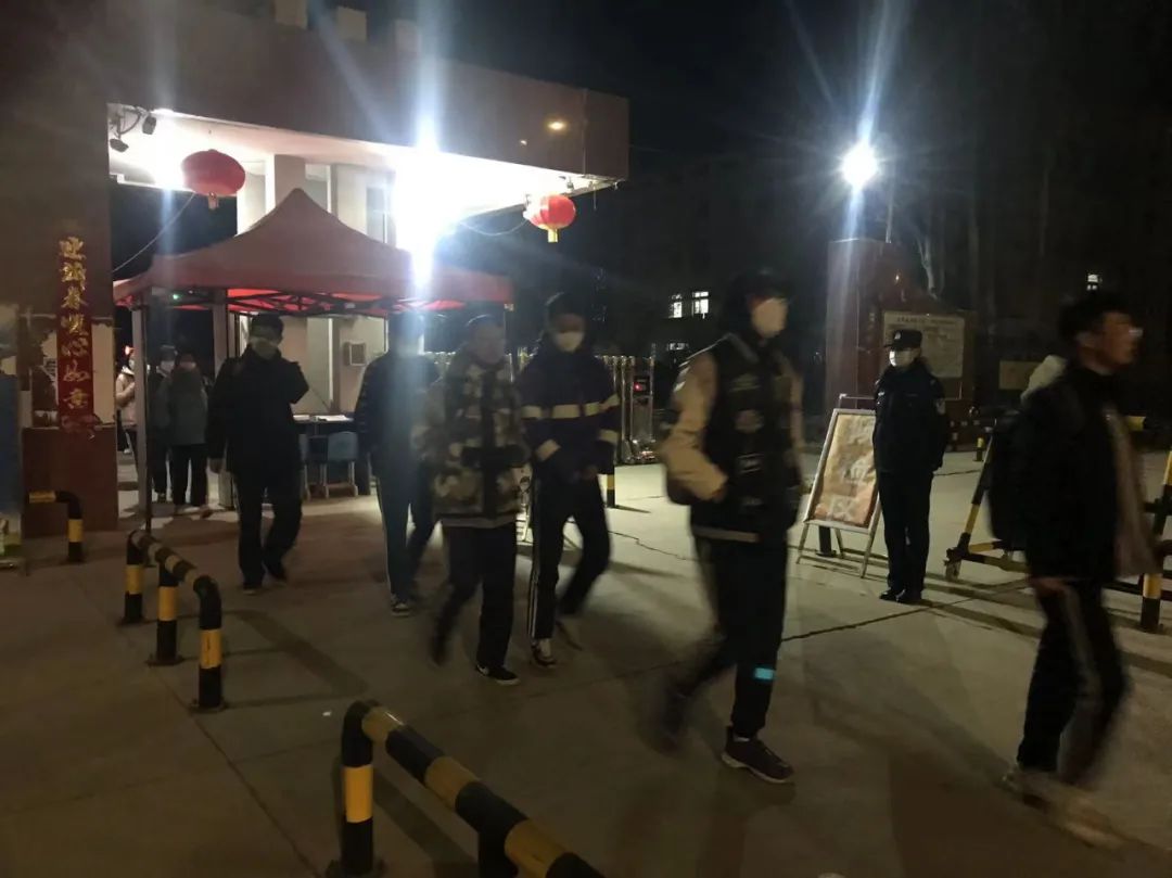 "警警"有条开学季,默默撑起"平安伞"