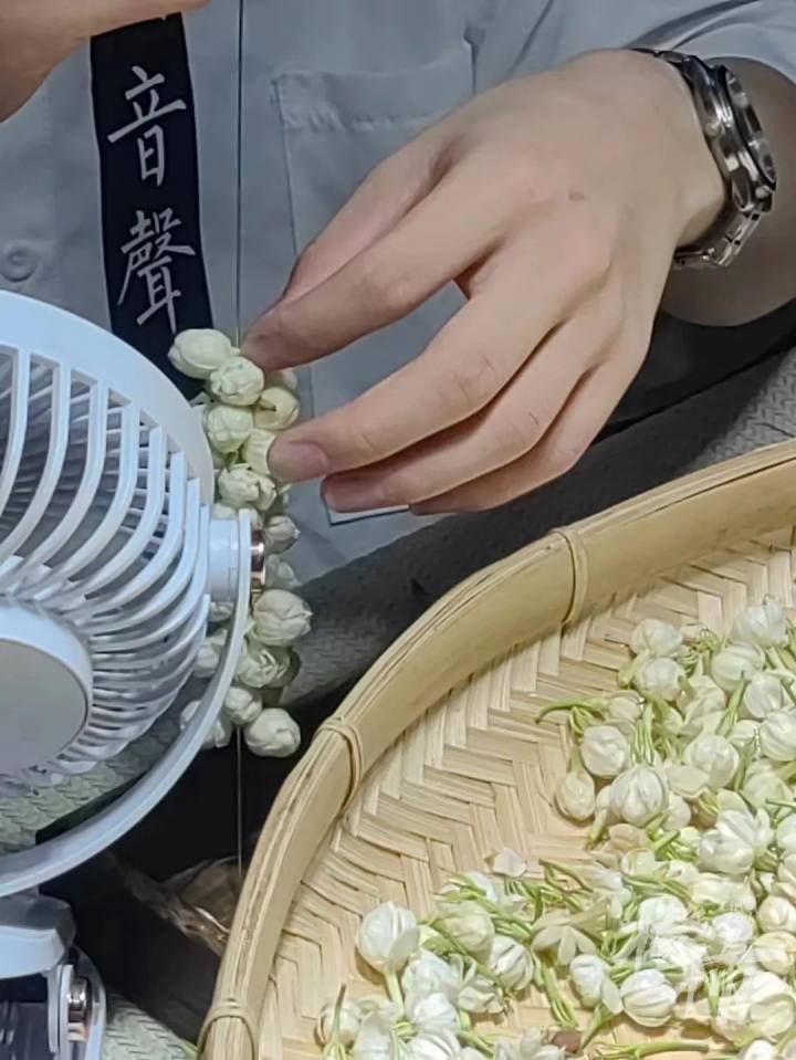 武林夜市的茉莉花手串,美归美,但30元一串到底算不算贵?