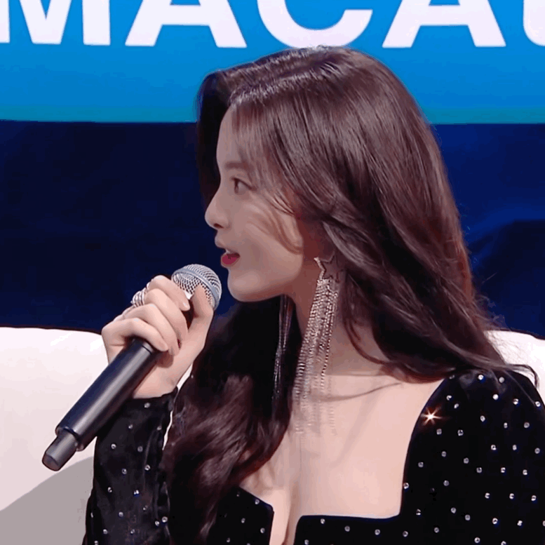 杨超越扎马尾辫拍初雪拍照俏皮可爱 颜值超高