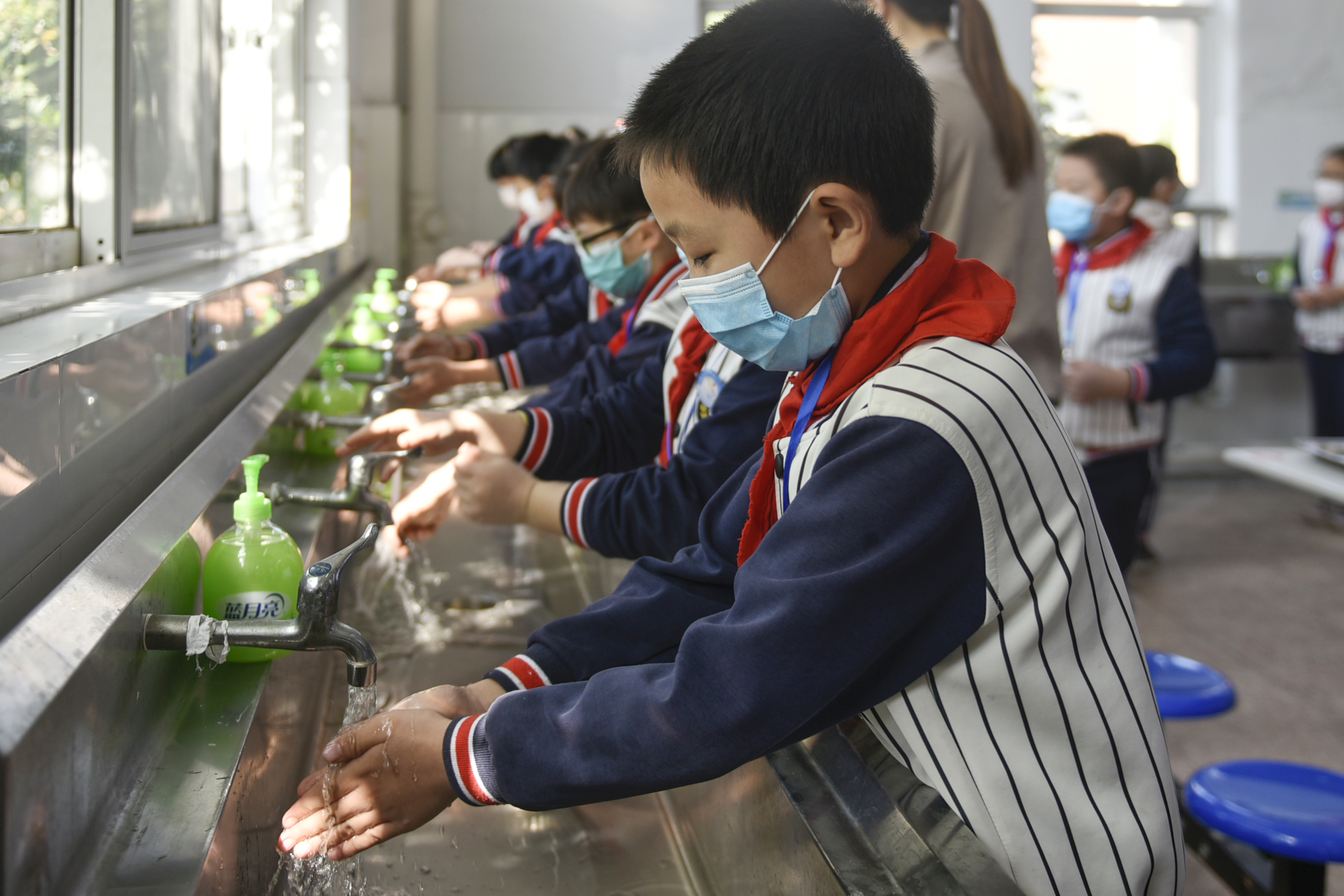 小学男生 厕所图片