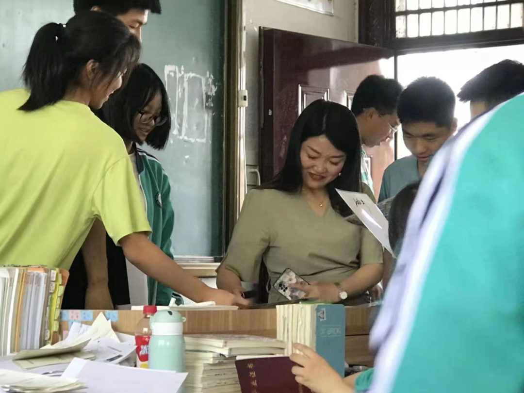 严谨治学铸师魂,言传身教树楷模——信阳市五中 雷庆秀