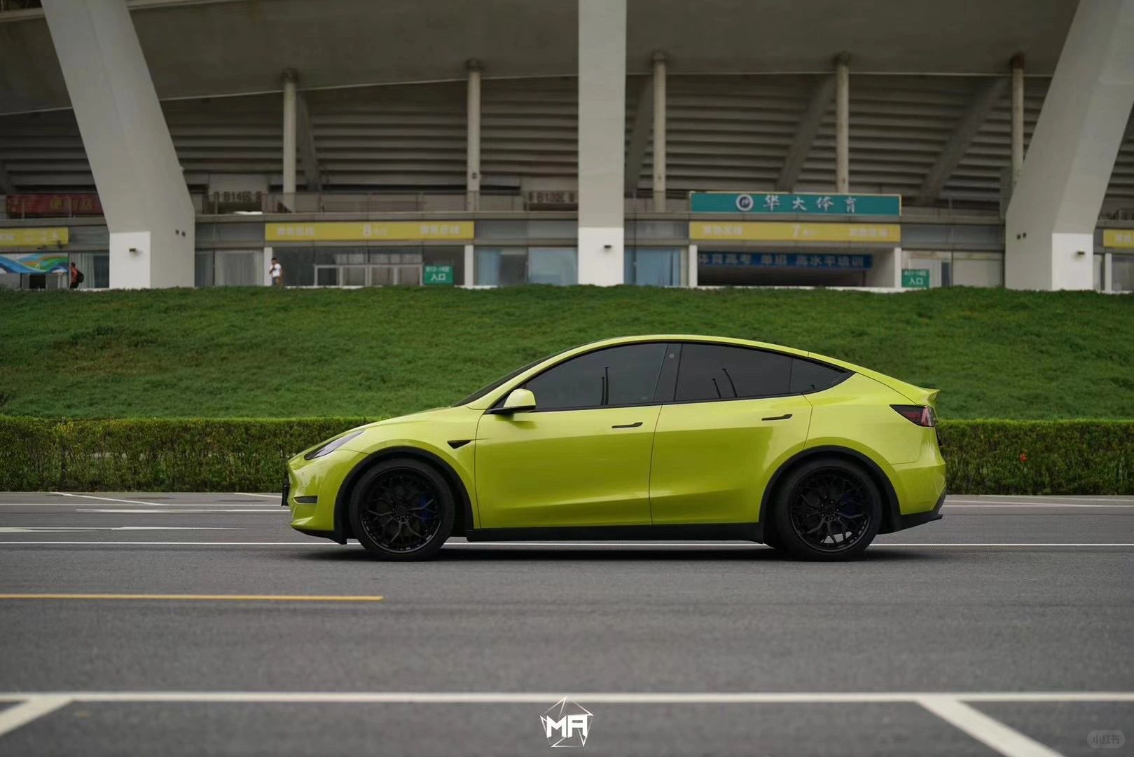 特斯拉modely矩阵改色膜赛博青柠,时尚不拘一格