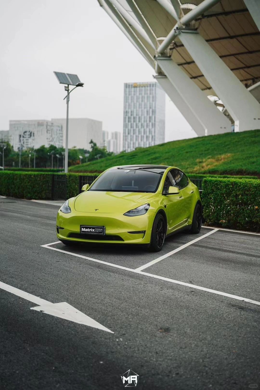 特斯拉modely矩阵改色膜赛博青柠,时尚不拘一格