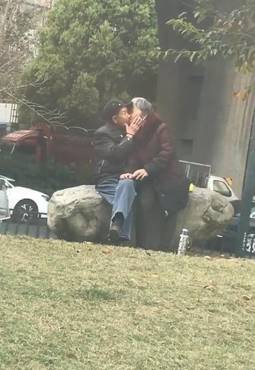 四川某公园角落,一对七八十岁大爷大娘,忘我的亲吻