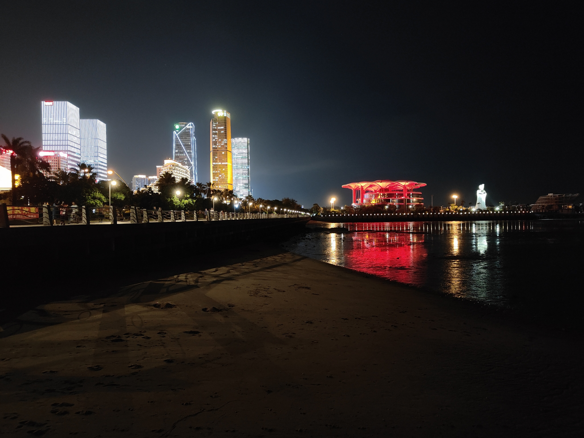 夜晚的厦门会展中心和观音山沙滩风景