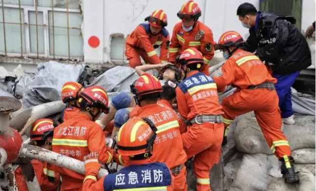 齊齊哈爾市第34中學體育館發生坍塌事故:搶險救援持續進行