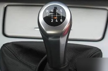 新手驾驶时,对于何时换挡常感困惑,往往导致驾驶不够流畅.