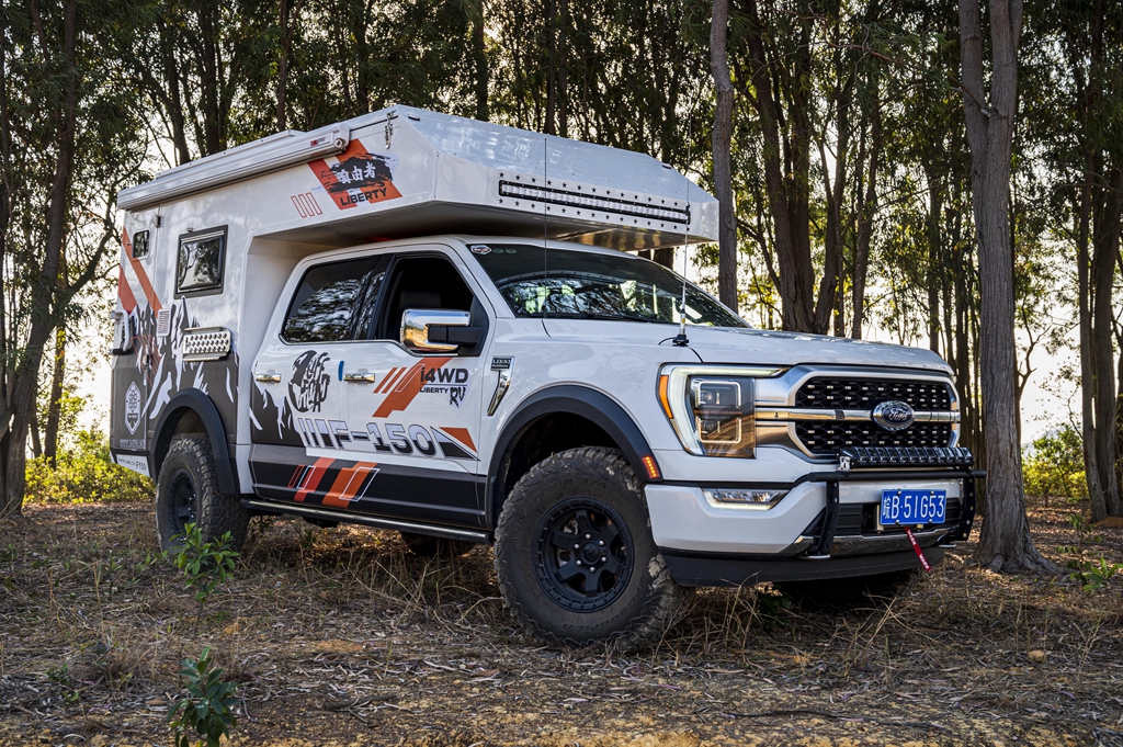 空间设计优秀!蓝牌c本越野房车满足5人越野旅行需求