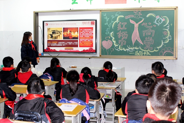 请道德模范讲述英雄模范故事——联丰小学开展开学第一课活动