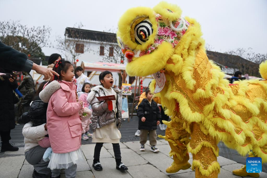 chinese people celebrate lantern festival