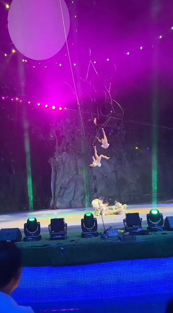演出时突发!多名女演员从高空坠落
