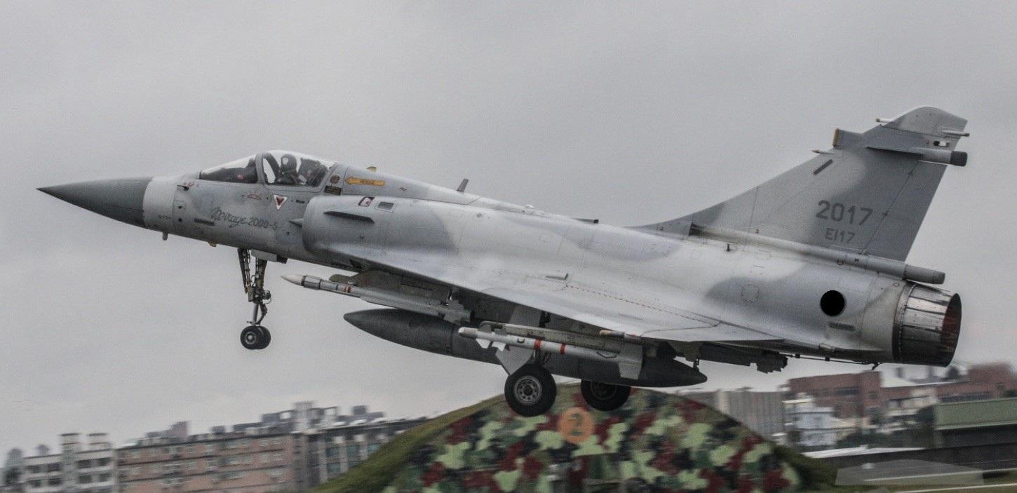 快讯:台军一架幻影-2000战机于台东外海坠毁,飞行员跳伞后已获救