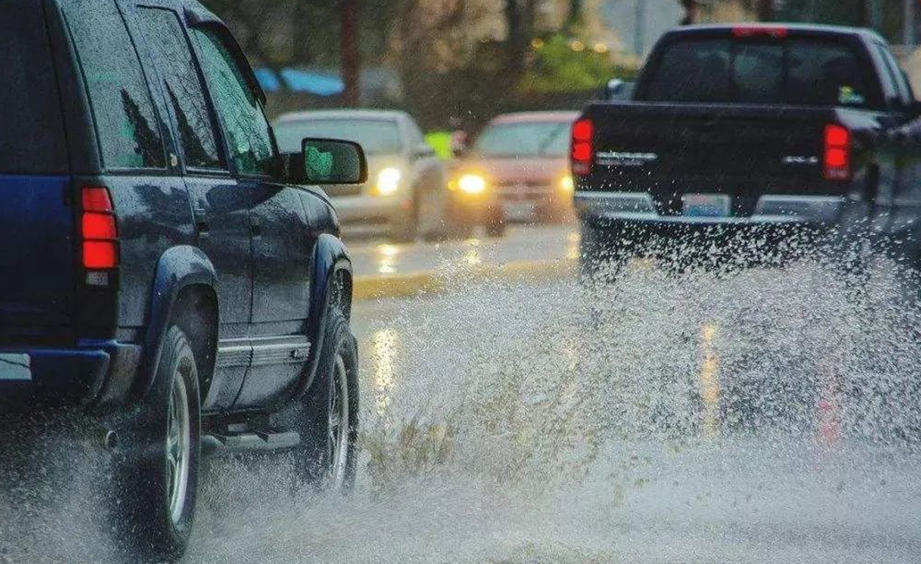 在雨天哪类路面最容易发生侧滑?汽车打滑能直接踩刹车吗?