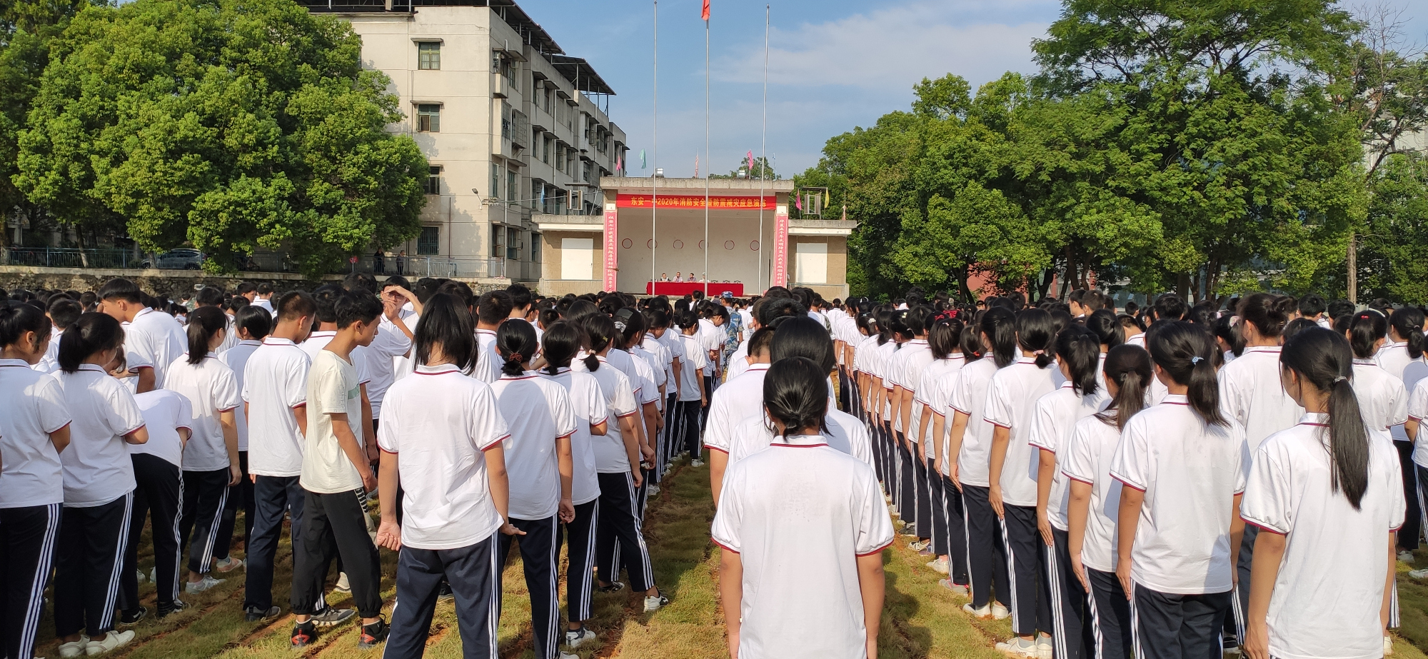 东安一中:千余新生学消防