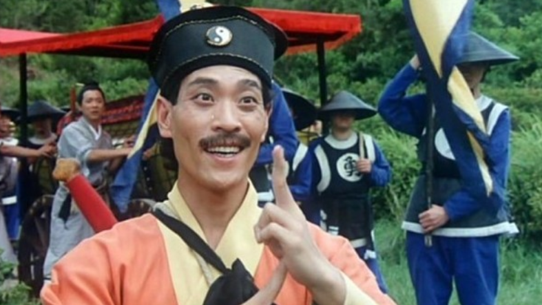 67岁"僵尸道长"钟发即将复出,现身拍摄场地,头发稀疏仍显冻龄