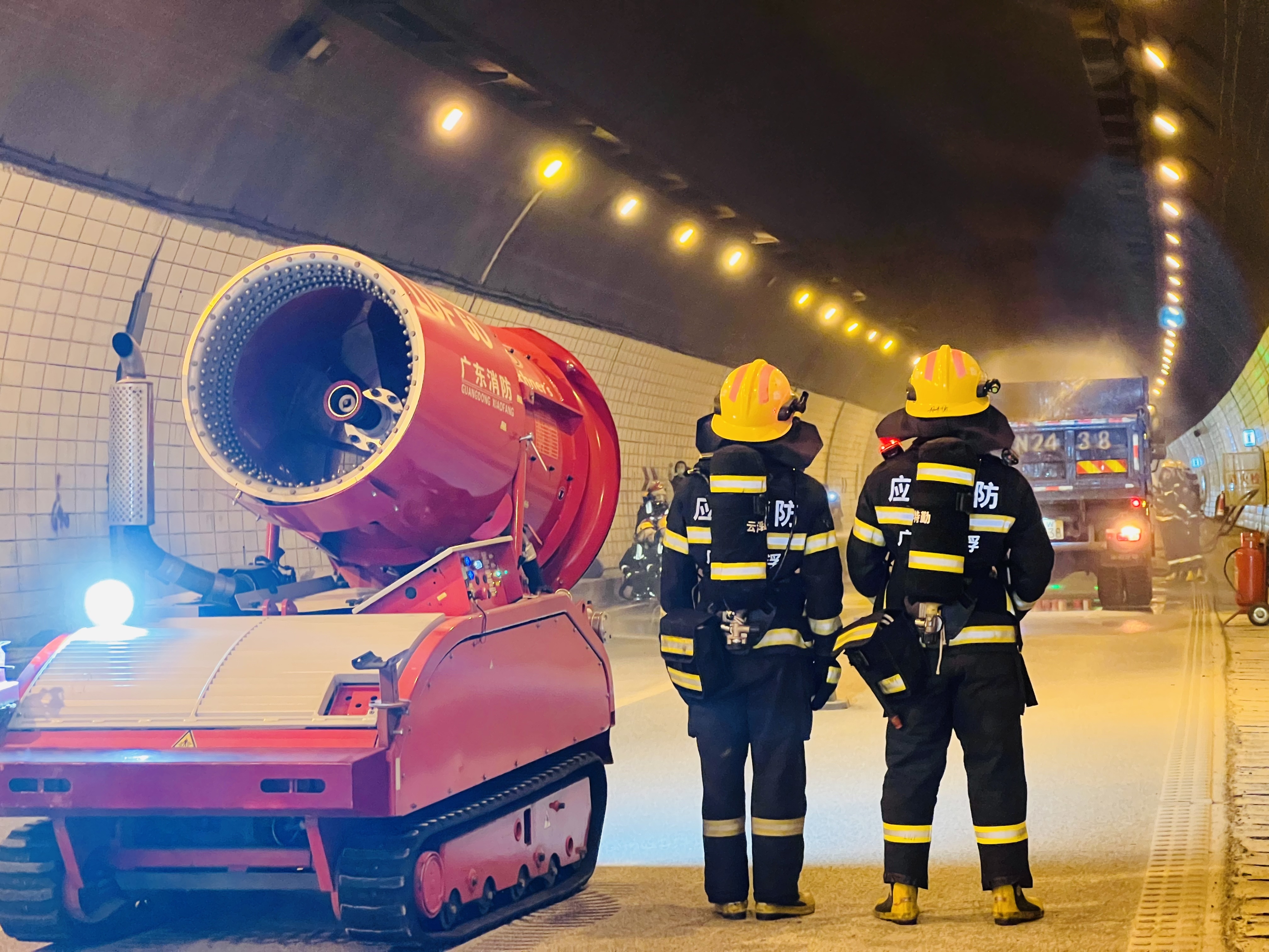 云浮消防开展高速公路隧道灭火救援实战演练