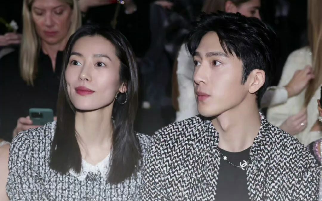 井柏然和刘雯秀场热聊 隔着屏幕都能感觉到好甜